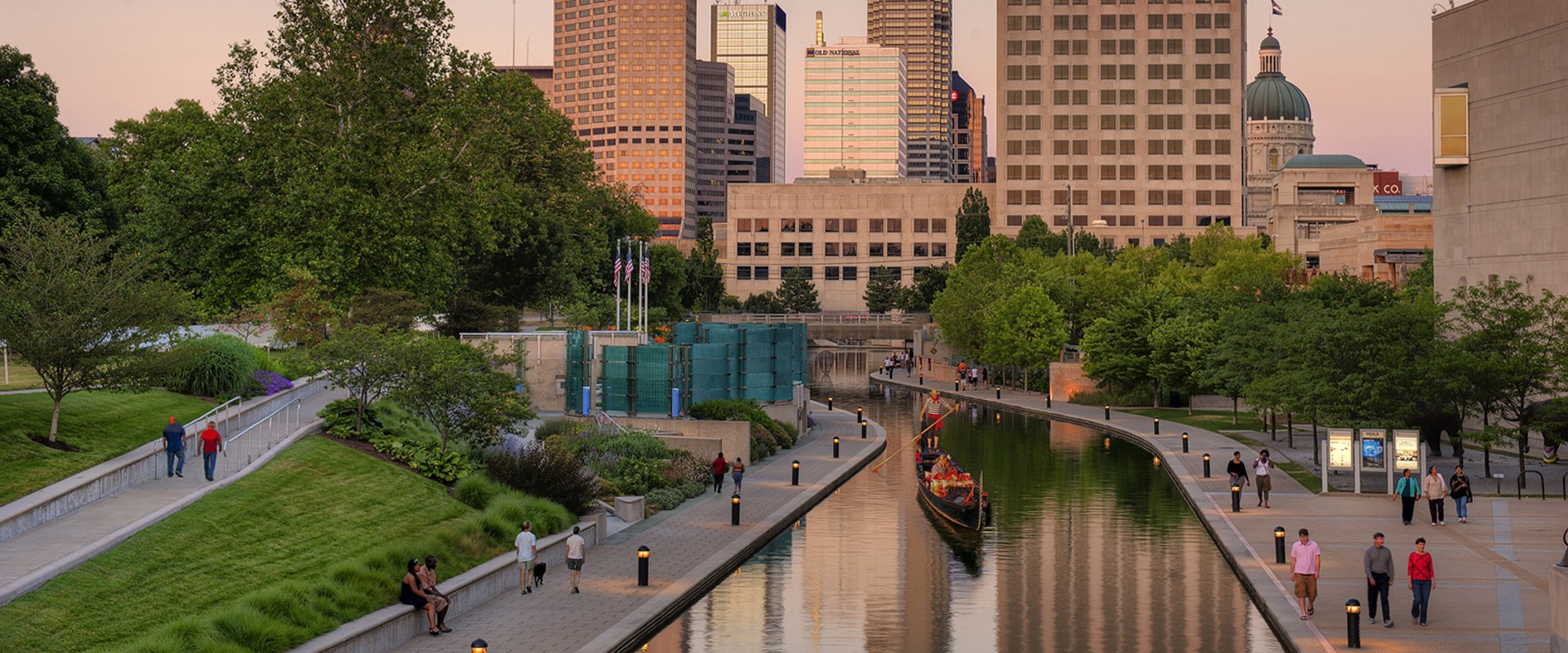 Can you walk around downtown indianapolis?